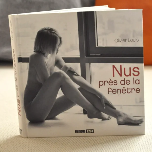 Nus Pres De La Fenetre / Olivier Louis